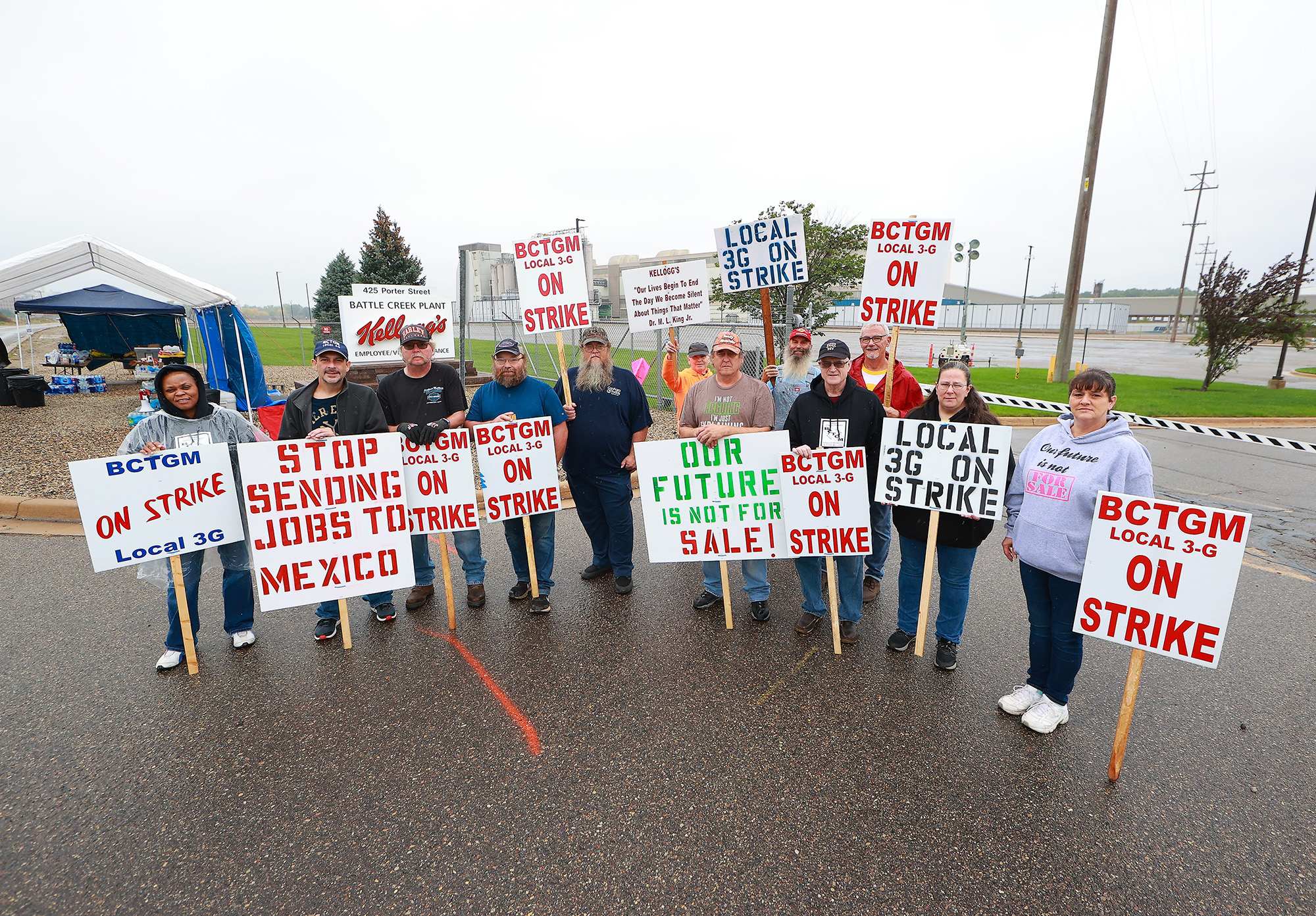 Workers with the Bakery, Confectionery, Tobacco Workers and Grain Millers International union have been on strike since Oct. 5 at Kellogg's factories in several states. Photo: Rey Del Rio/Getty Images