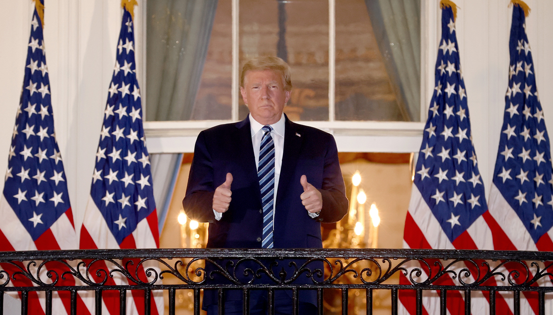 U.S. President Donald Trump gives a thumbs up upon returning to the White House from Walter Reed National Military Medical Center on October 05, 2020 in Washington, DC. Trump spent three days hospitalized for coronavirus. (Photo by Win McNamee/Getty Images)