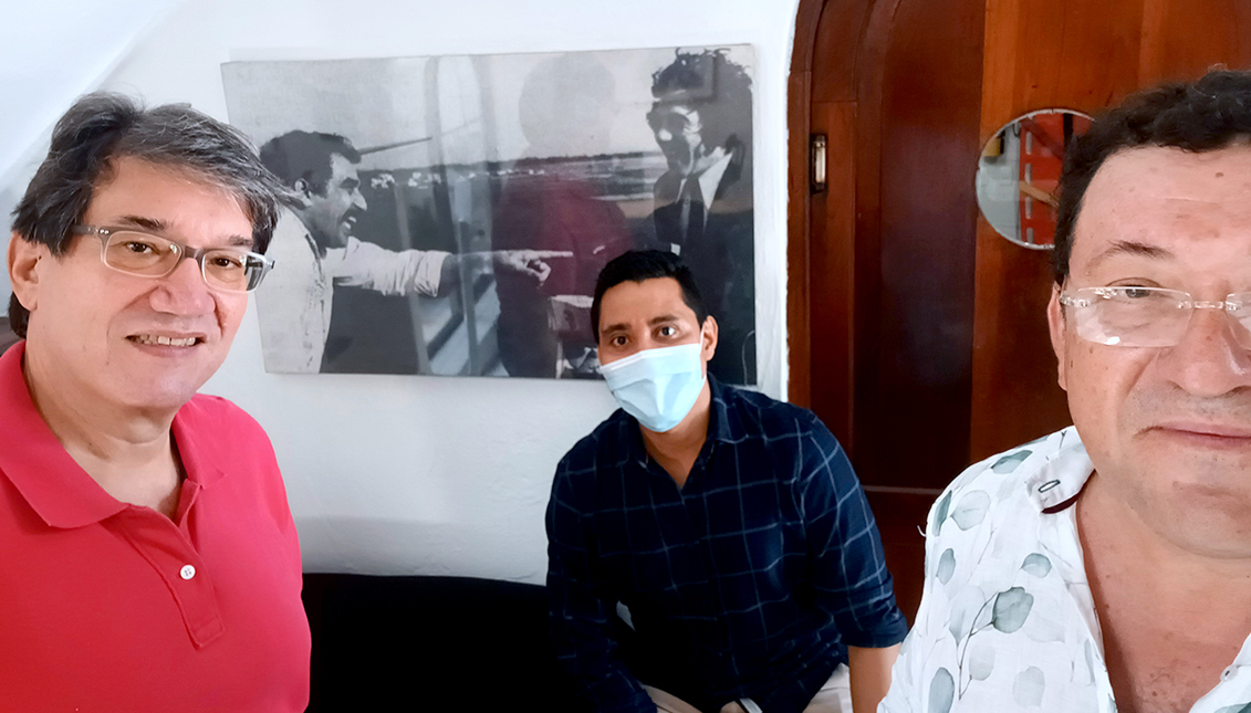 From left to right, Jaime Abello Banfi, “Director General” of “Fundación GABO” since its inception by García Márquez and his wife, Mercedes Barcha, “La GABA”. In the middle, back in the wall picture, writer Alvaro Cepeda Samudio, benign welcome by Gabo in Barranquilla after Cepeda Samudio finished his Master Degree in Journalism in NYC’s Columbia University. Migue.. Is in the middle. Yours truly, to the right, a man inspired by all of these brave men. (Photo AL DIA/August 10, 2021/Selfie).