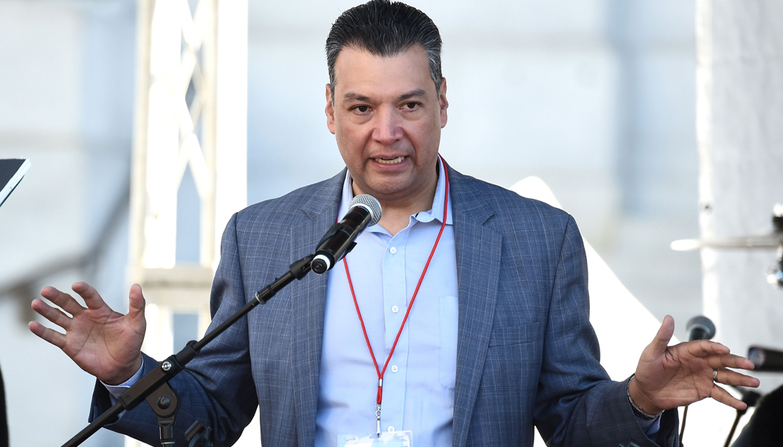 El Secretario de Estado de California, Alex Padilla, ve el apoyo de los grupos de defensa de Latinx para convertirse en el primer senador latino del estado. Foto: Getty Images