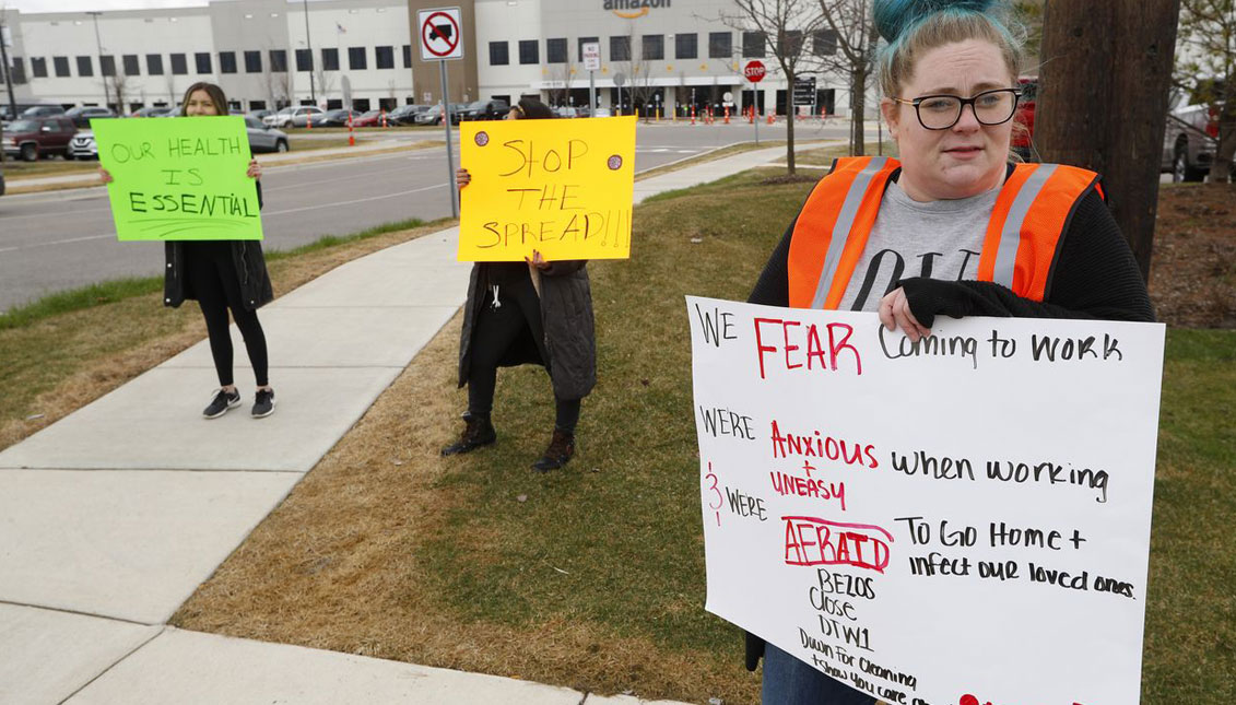 La trabajadora Tonya Ramsay, derecha, con una pancarta fuera del centro de distribución DTW1 de Amazon en Romulus, Michigan, 1 de abril de 2020 (AP Photo/Paul Sancya)
