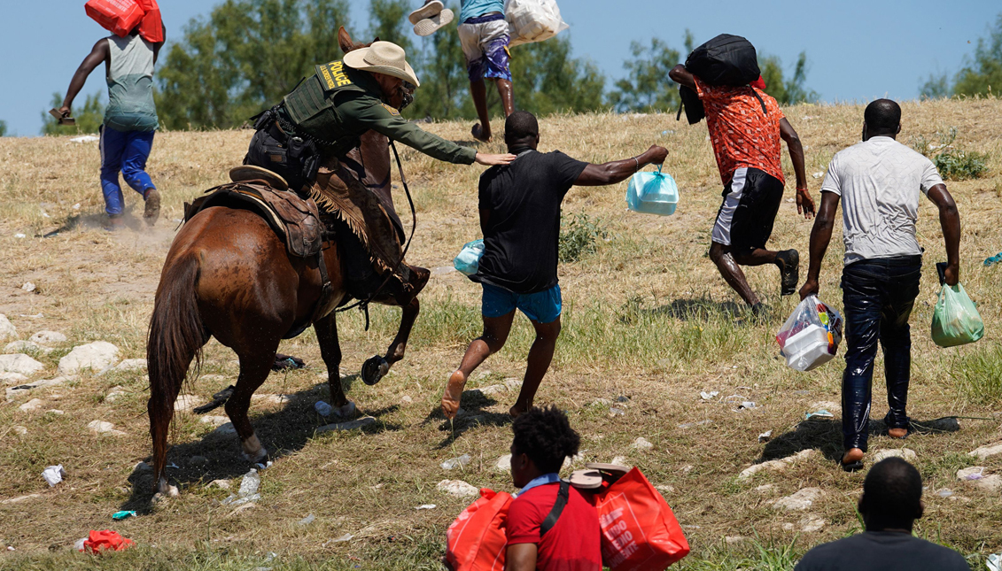 A United States Border Patrol agent on horseback tries to prevent this Haitian from entering to a camp on the edge of Rio Grande, near the Acuña del Rio International Bridge, in Texas. This operation was harshly criticized. In recent days, about 1,500 Haitians have been deported to their country. Getty Images