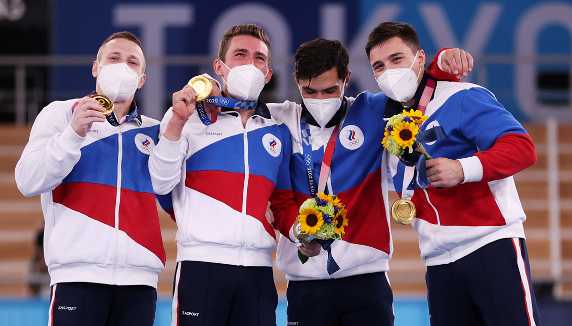 Los gimnastas del ROC celebran su medalla de oro. Getty Images