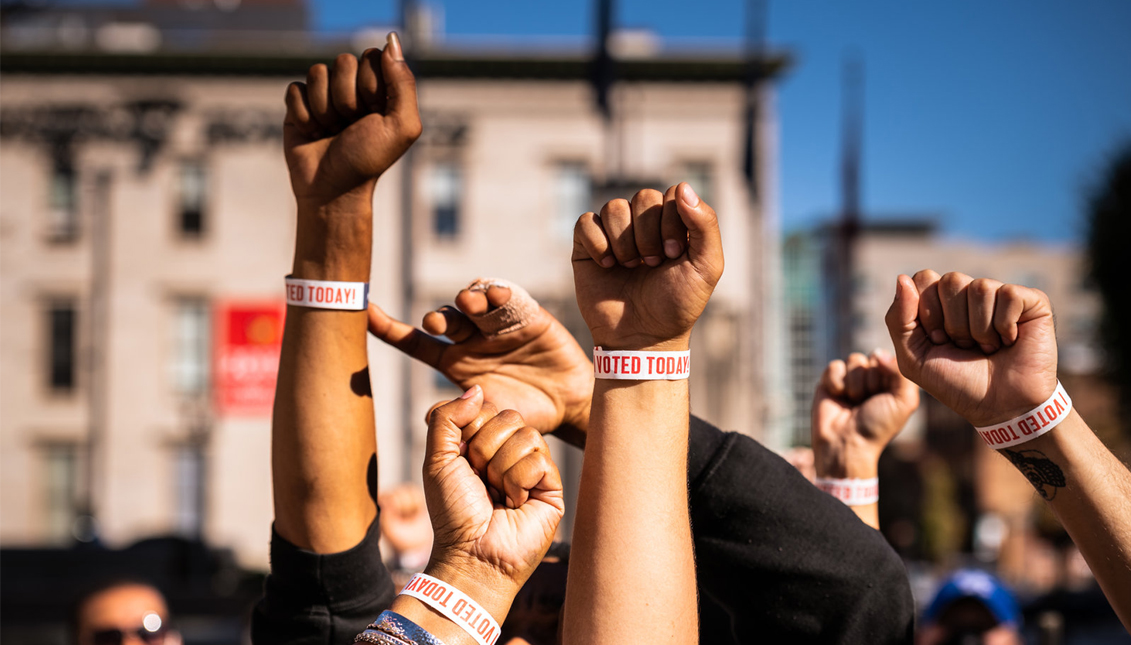 El día de las elecciones, los votantes Latinx, en particular los jóvenes, están rompiendo récords. Foto: Jon Cherry/Getty Images.