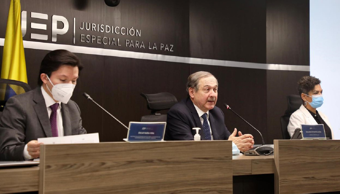 From left to right, JEP magistrates Óscar Parra, Eduardo Cifuentes, and Nadiezhda Henríquez. The high court investigates what happened with the 'false positives', as well as other major cases related to the armed conflict, such as the taking of hostages by the FARC-EP, the situation of heavily affected populations, crimes against members of the party Patriotic Union politician and the recruitment of children. jJEP