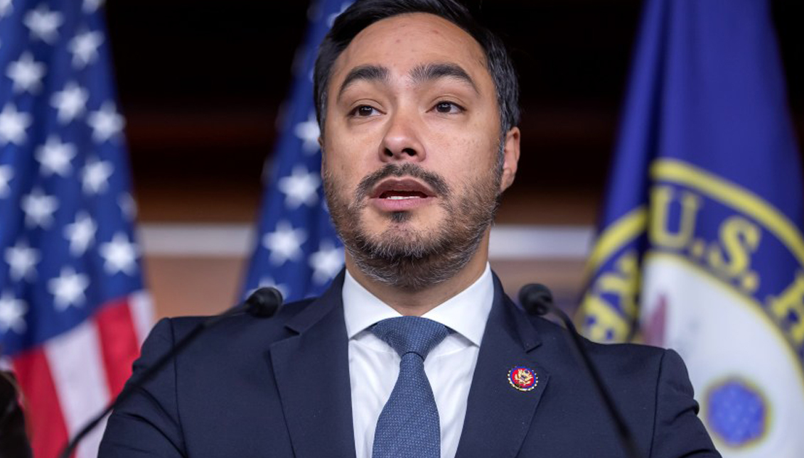 El representante demócrata de Texas Joaquín Castro y miembros del Caucus Hispano del Congreso comentan el caso de la Acción Diferida para la Llegada de los Niños (DACA) que se está viendo ante la Corte Suprema de los Estados Unidos, en el Capitolio de los Estados Unidos en Washington, DC, USA. EFE/EPA/Erik S. Lesser/Archivo
