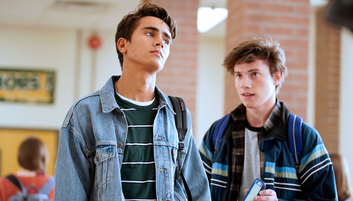   “Love, Victor”, la ficción spin-off de “Love, Simon”, acaba de estrenar su primer adelanto. La serie, dirigida por Greg Berlanti, aterrizará en la pantalla de Hulu el próximo 19 de junio. nbcnews