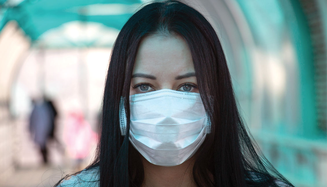 Foto: coronavirus covid-2019 Girl in mask fear. vperemen.com