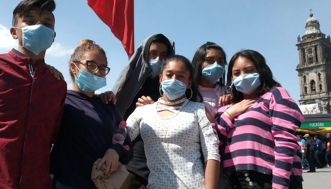 Mexico's youth believes the coronavirus vaccines have microchips inside. Photo:eluniversal.com.mx
