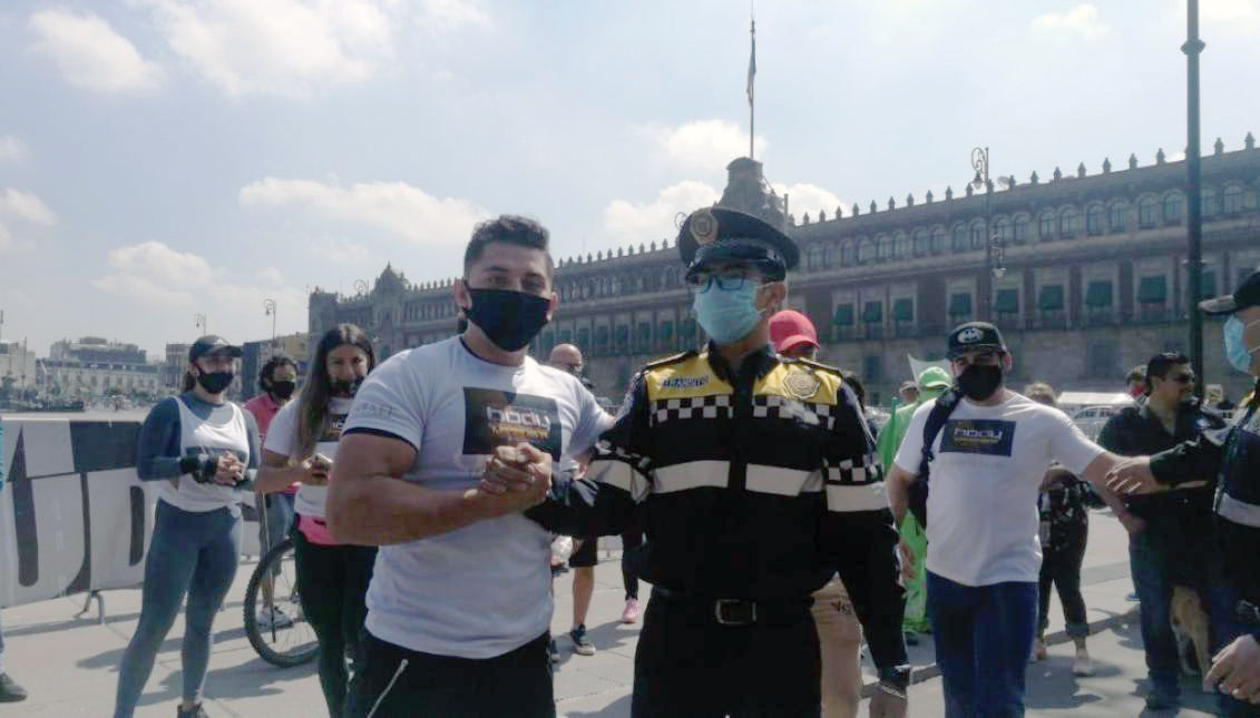 A protestor poses with officer Pablo Ramírez Lemus. Photo: Special for Proceso