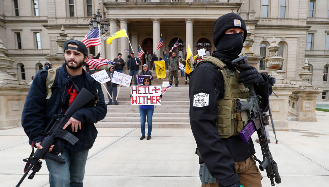 Manifestantes con rifles cerca de las escaleras del Capitolio del Estado de Michigan en Lansing. The Washington Post
