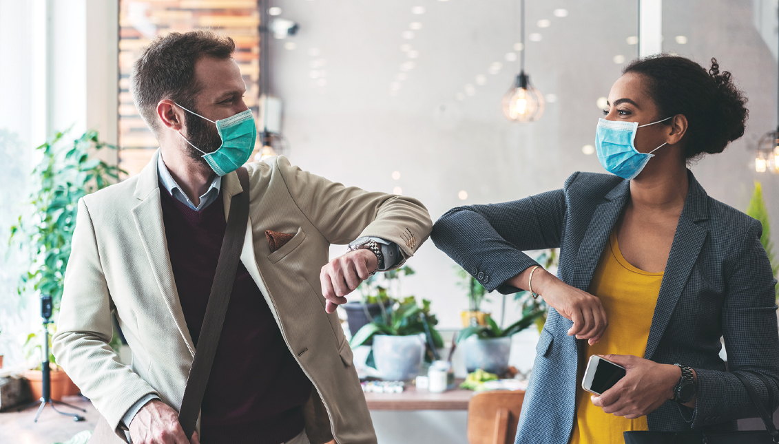 El distanciamiento social, uso de mascarillas y el lavado constante de las manos son tan sólo algunas de las medidas que puedes tomar para protegerte y proteger a los tuyos del COVID.  GettyImages