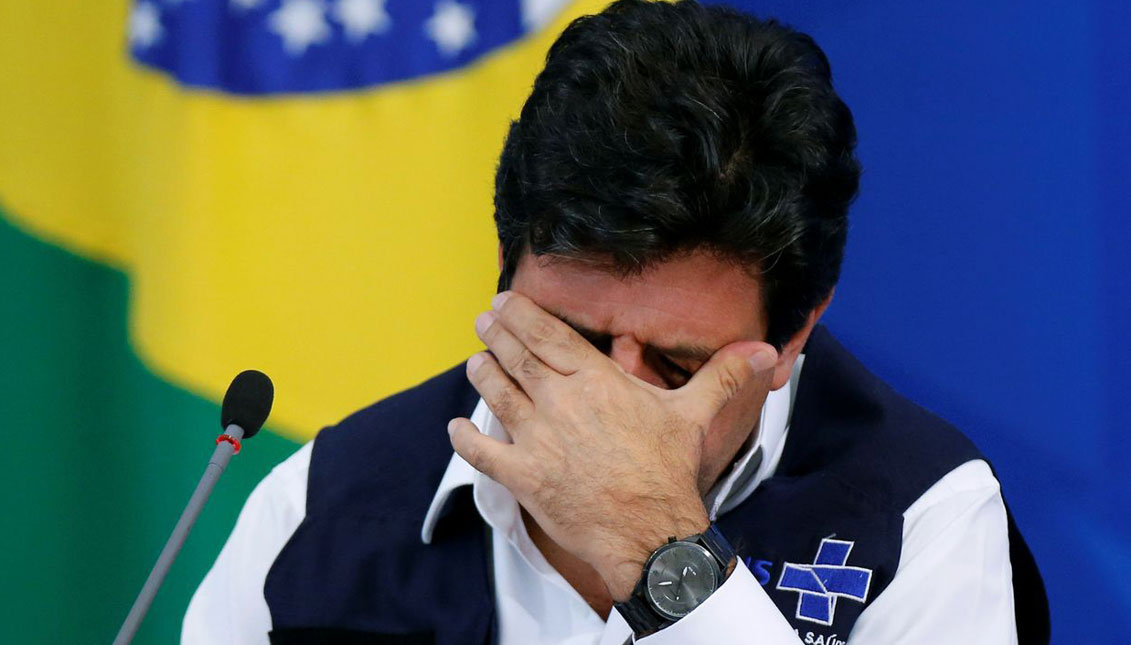 El ministro de Sanidad brasileño, Luiz Henrique Mandera, durante la rueda de prensa del 14 de abril.  REUTERS