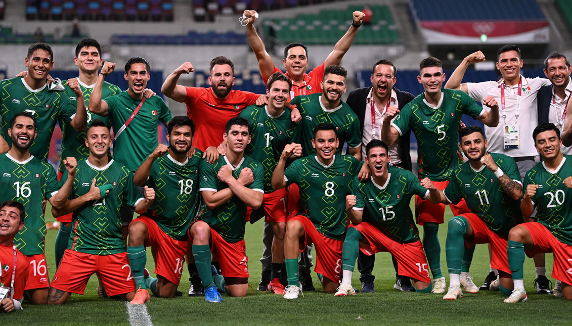 La selección olímpica de fútbol de México celebra su tercer puesto en Tokio. Foto: Getty Images