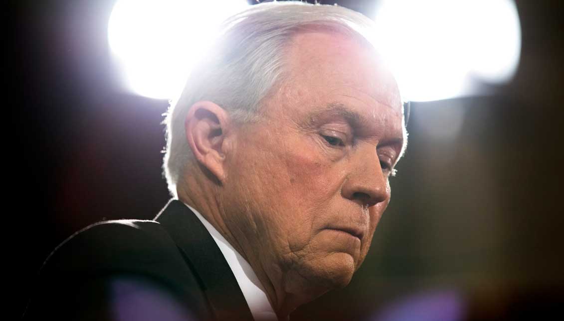 El Fiscal General Jeff Sessions ya demostró ser incoherente en el asunto del control local; anuncia a gritos la autonomía de los departamentos de policía locales cuando los libera de la supervisión federal de derechos civiles, pero pisotea esa misma autonomía cuando condena las ciudades santuario. Archivo
