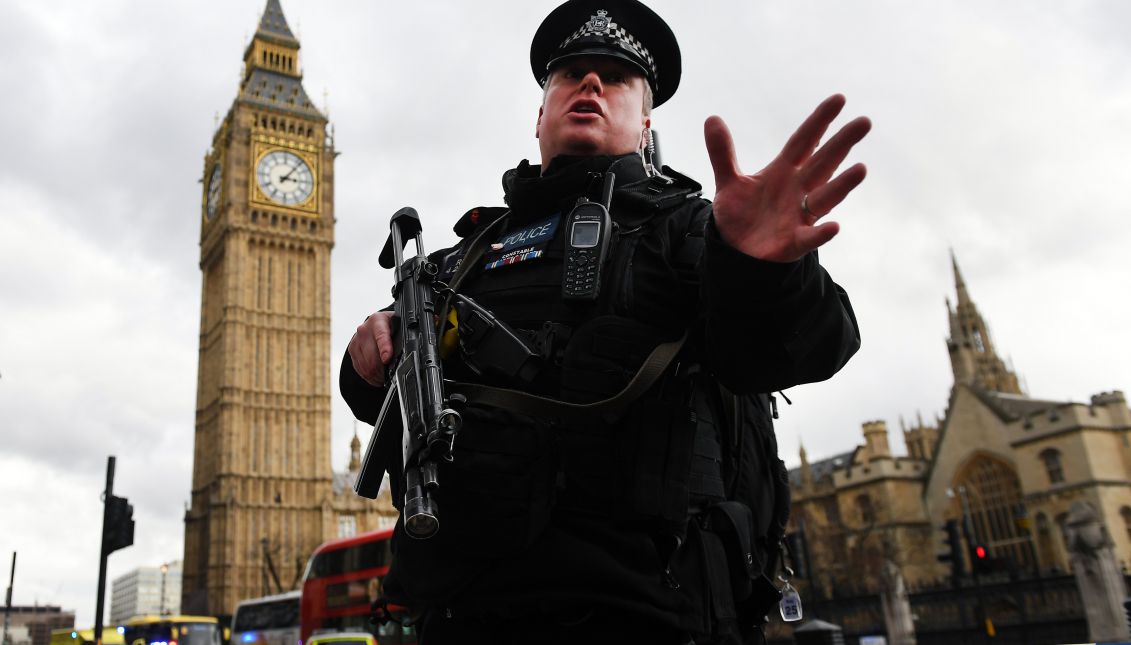 Armed police push people back following major incidents outside the Houses of Parliament in central London, Britain, Mar. 22, 2017. EPA/ANDY RAIN
