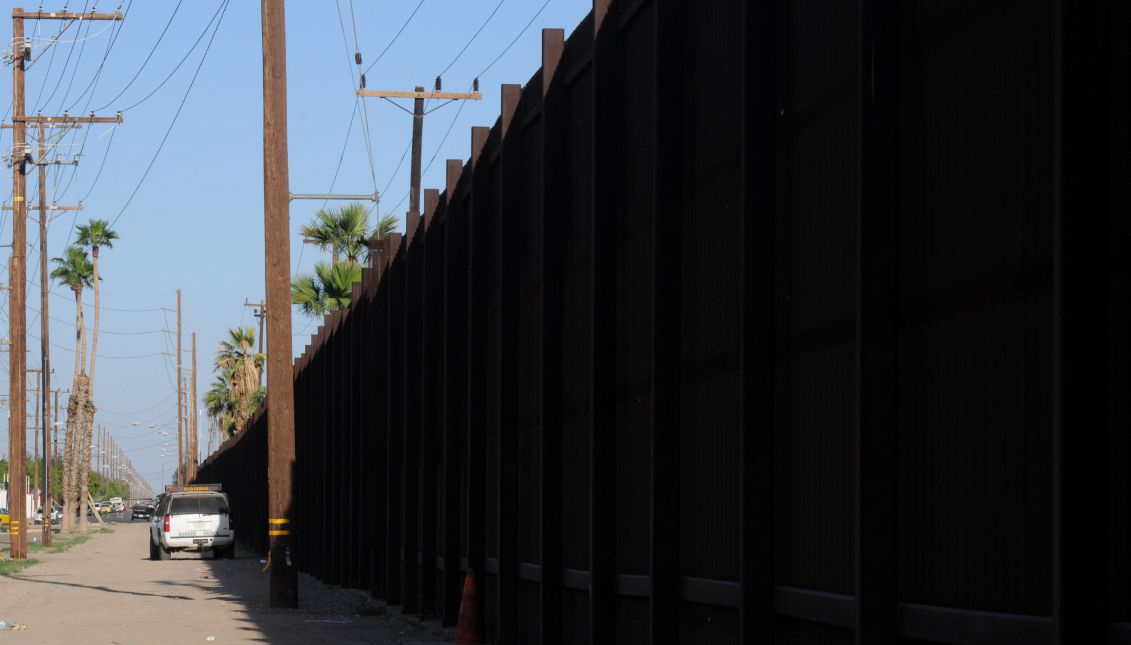 Photo provided on Mar. 23, 2017 showing a Border Patrol vehicle guarding the fence between Calexico, United States and Mexicali, Mexico. EFE/Beatriz Limon