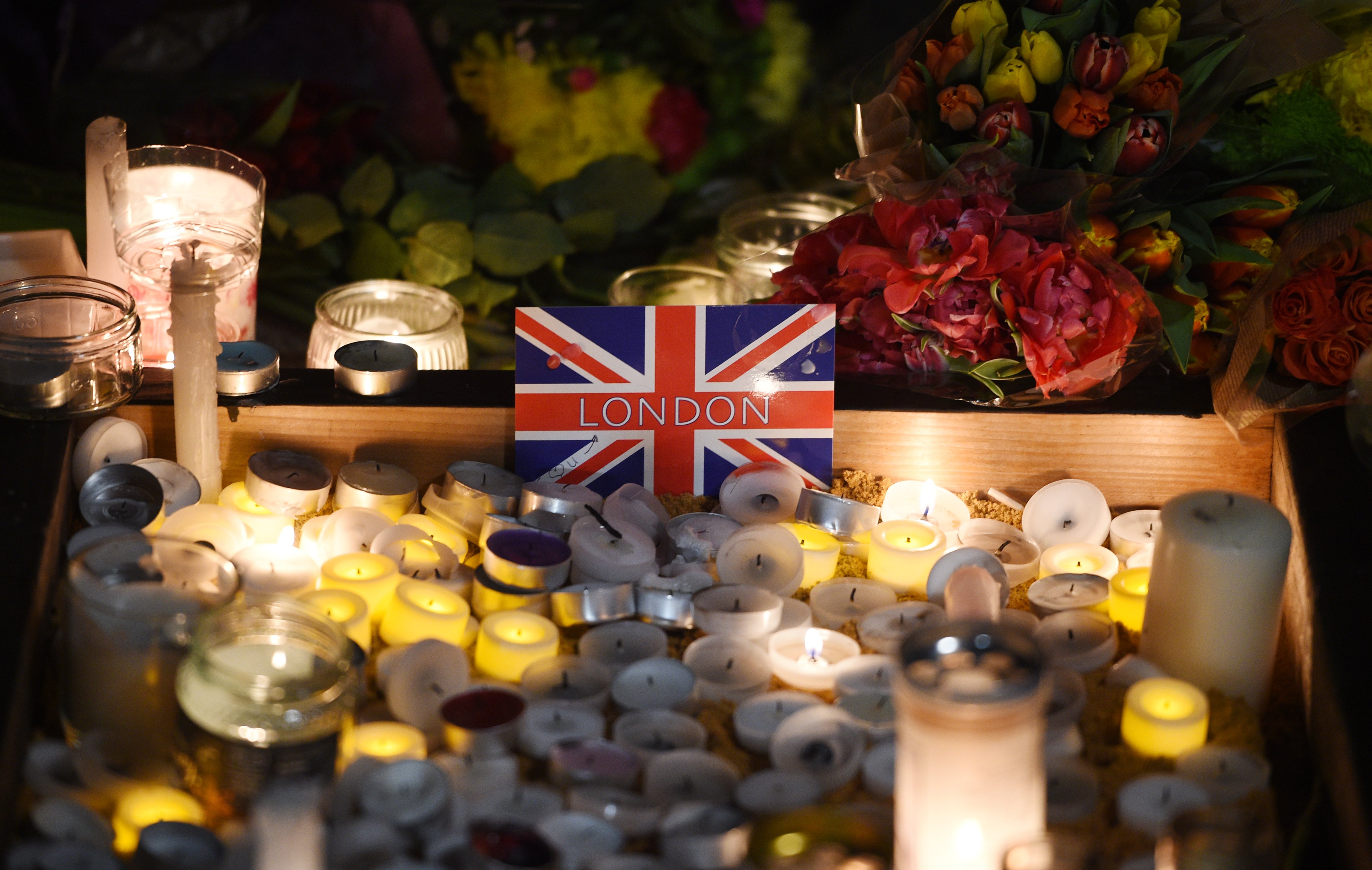 Candles are lit during a vigil in Trafalgar Square in London, Britain, 23 March 2017. EPA/FACUNDO ARRIZABALAGA
