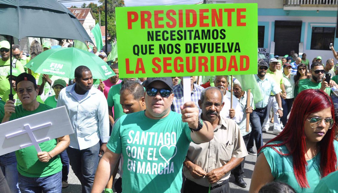 Thousands of Dominicans march against corruption and impunity in Santiago, in the Dominican Republic, on March 26, 2017, to support an initiative calling for the prosecution of those involved in taking $92 million in bribes from Brazil's Odebrecht construction firm. EFE / Luis Tavarez