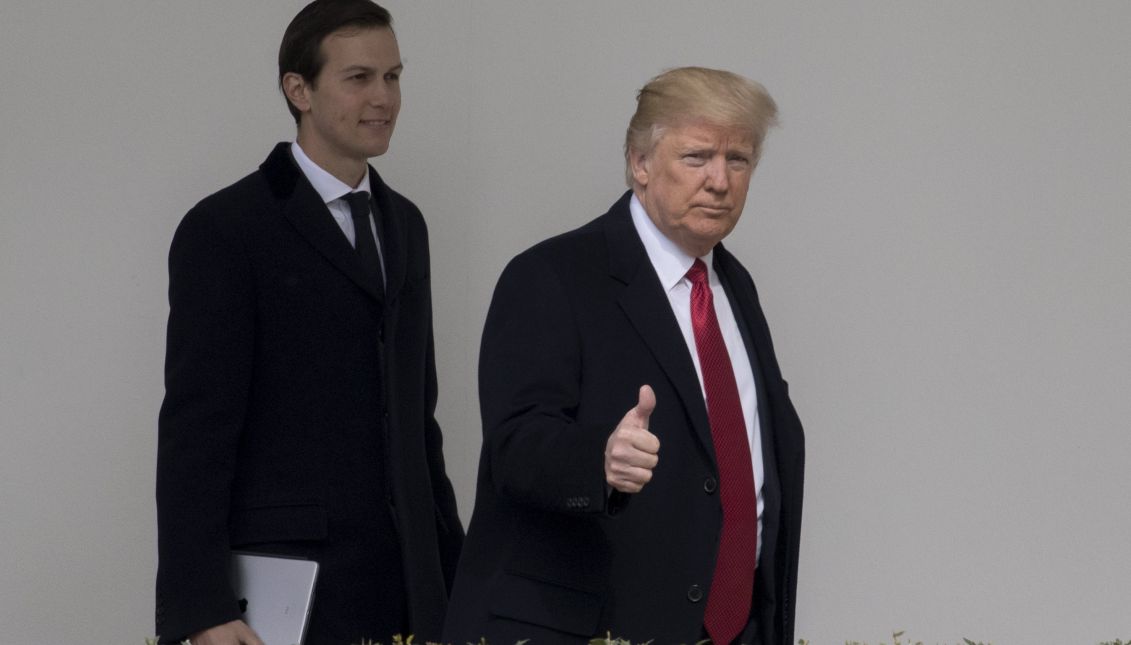 File photo showing US President Donald Trump (R) walking next to his senior adviser and son-in-law Jared Kushner, at the White House in Washington DC, United States on Mar. 15, 2017. EFE/Shawn Thew
