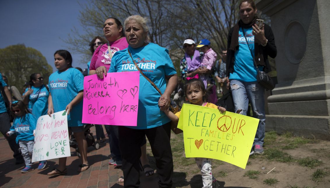 Under the slogan "We belong together," families from Miami, New York, Colorado and the Washington DC area gathered at Lafayette Park, in front of the presidential mansion, to "raise the community's awareness that we should be united." EFE/Shawn Thew
