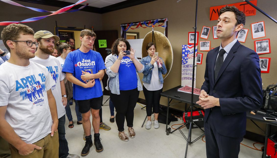 Democratic US House of Representatives candidate Jon Ossoff (R) speaks with volunteers on the morning of the special election at a campaign office in Atlanta, Georgia, USA, 18 April 2017. EPA/ERIK S. LESSER