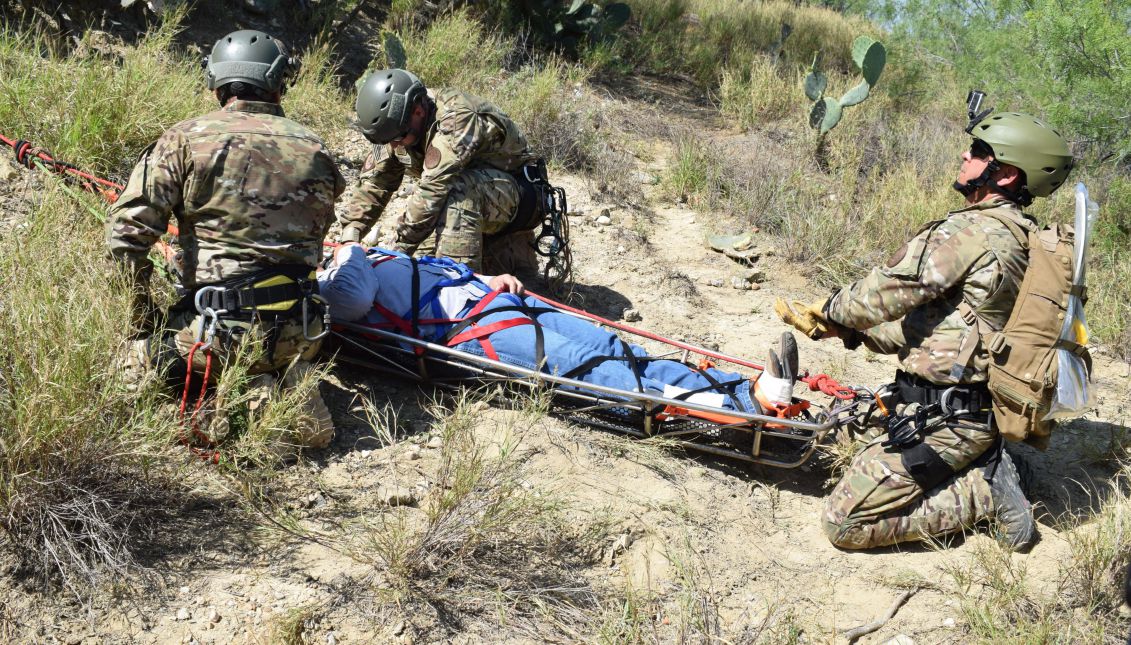 Laredo Sector Border Patrol agents simulate a rescue during a drill held in Laredo, Texas, United States on Apr. 20, 2017. EFE/Alex Segura
