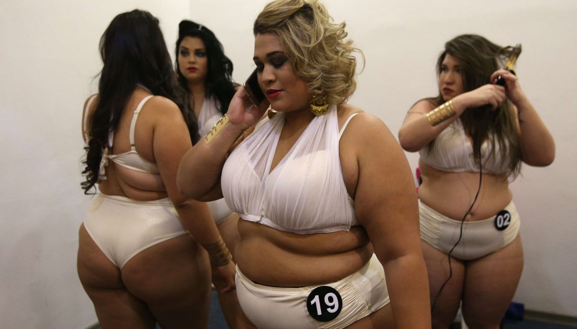 Participants of a beauty contest for overweight women at the erotic-products fair in Rio de Janeiro, Brazil on Apr. 20, 2017. EFE/Marcelo Sayão
