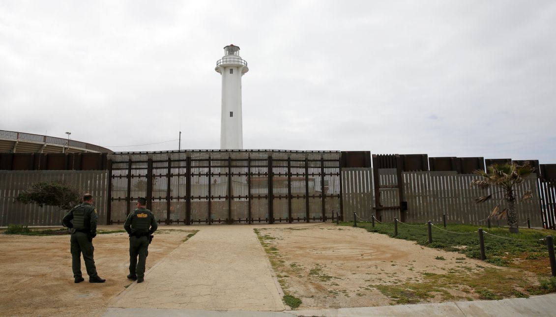 United States Border Patrol (USBP) agents standing the near the 'Friendship Fence' between the United States and Mexico in the Border Field State Park in San Diego, California, USA, 26 March 2017. EFE/JASON SZENES
