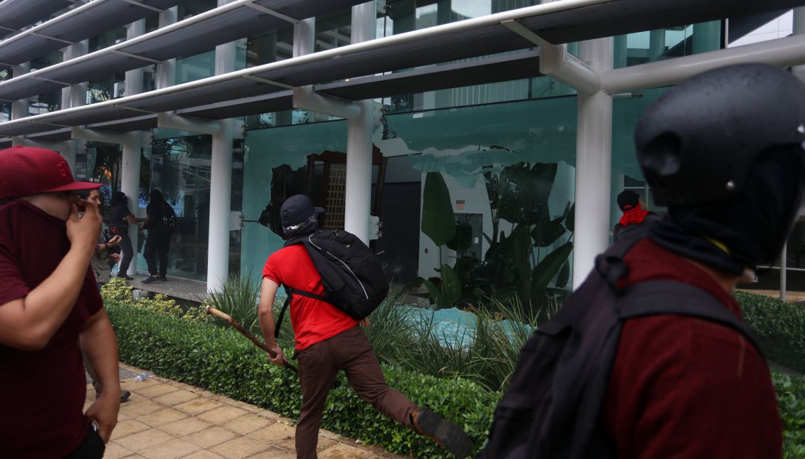 Protesters break windows during the general strike against austerity measures, which coincides with the International Workers Day, in San Juan, Puerto Rico, May 1, 2017. EFE/THAIS LLORCA
