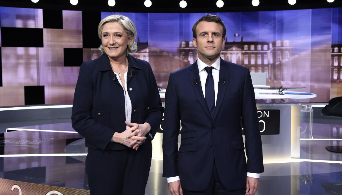 Pro-EU centrist Emmanuel Macron and far-right leader Marine Le Pen face off in a final televised debate on 03 May that will showcase their starkly different visions of France's future ahead of this weekend's presidential election run-off. EPA/ERIC FEFERBERG / POOL
