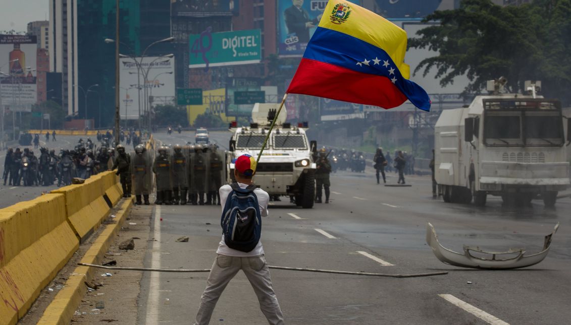 Opposition demonstrators clash with Bolivarian Guard in Caracas, Venezuela, 03 May 2017. Venezuela's Bolivarian National Guard (GNB) used tear gas to keep opposition demonstrations from reaching the center of the Venezuelan capital. EPA/MIGUEL GUTIERREZ
