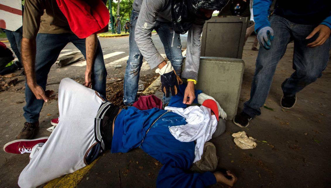 A protester is injured as anti-government demonstrators clash with police in Caracas, Venezuela, 04 May 2017. Members of the Bolivarian National Guard dispersed a student demonstration at the Universidad Central de Venezuela when the protesters tried to make their way to the Interior and Justice Ministry facilities, in downtown Caracas. EPA/MIGUEL GUTIERREZ
