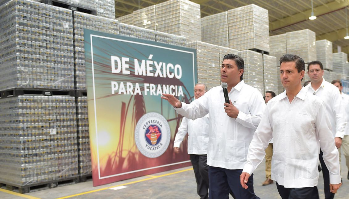 President Enrique Peña Nieto (R), during a visit to Grupo Modelo brewery, in Hunucma, Yucatan state, Mexico on May 8, 2017. EFE/Mexico's Presidency
