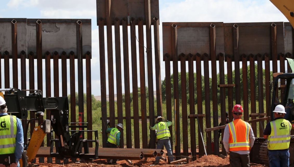 Workers install the last iron panel of the border fence segment near Naco port of entry, in Arizona, United States on May 9, 2017. EFE/CBP
