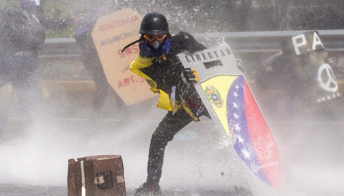 Protesters face the Bolivarian National Guard in Caracas, Venezuela, May 10, 2017. EFE/MIGUEL GUTIERREZ
