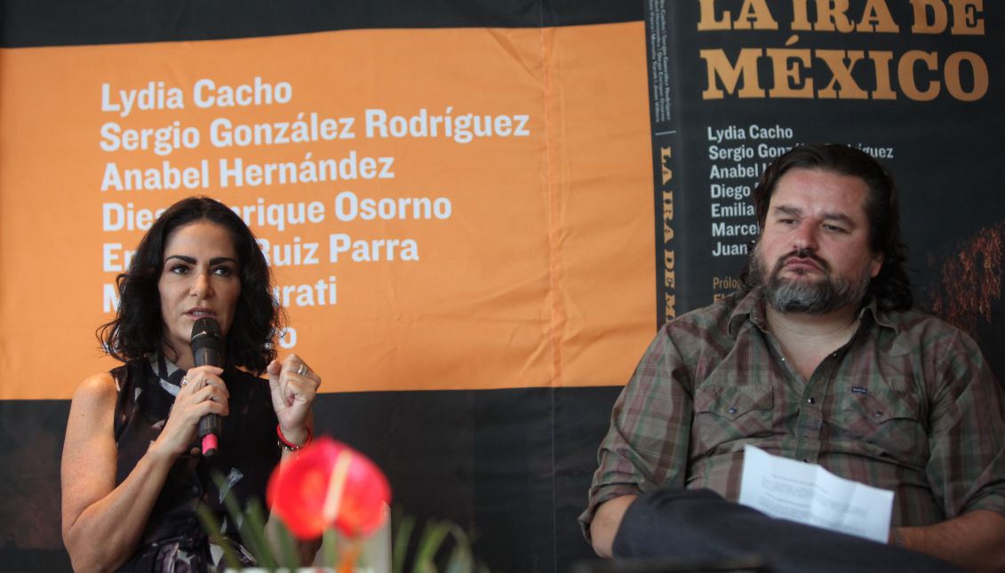 Investigative journalists Lydia Cacho (L), and Enrique Osorno, during the presentation of a book on widespread impunity in the Aztec nation, "La ira de Mexico" (Mexico's Ire), in Mexico City, Mexico on May 17, 2017. EFE/Sashenka Gutierrez
