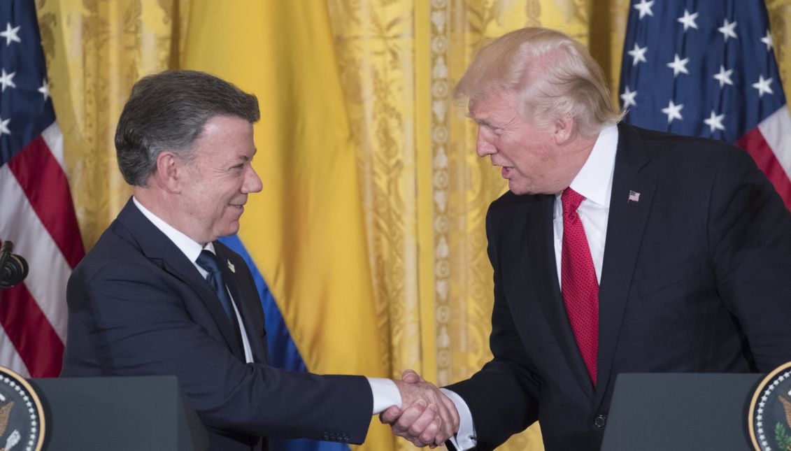 US President Donald J. Trump (R) shakes hands with President of Colombia Juan Manuel Santos (L) during a joint news conference in the East Room of the White House in Washington, DC, USA, 18 May 2017. EPA/MICHAEL REYNOLDS
