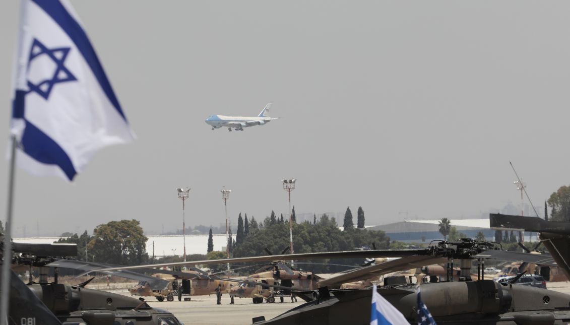 The US Air Force One carrying US President Donald J. Trump and US First Lady Melania Trump approaches Ben Gurion Airport, in Lod outside Tel Aviv, Israel, May 22, 2017. EPA/JIM HOLLANDER
