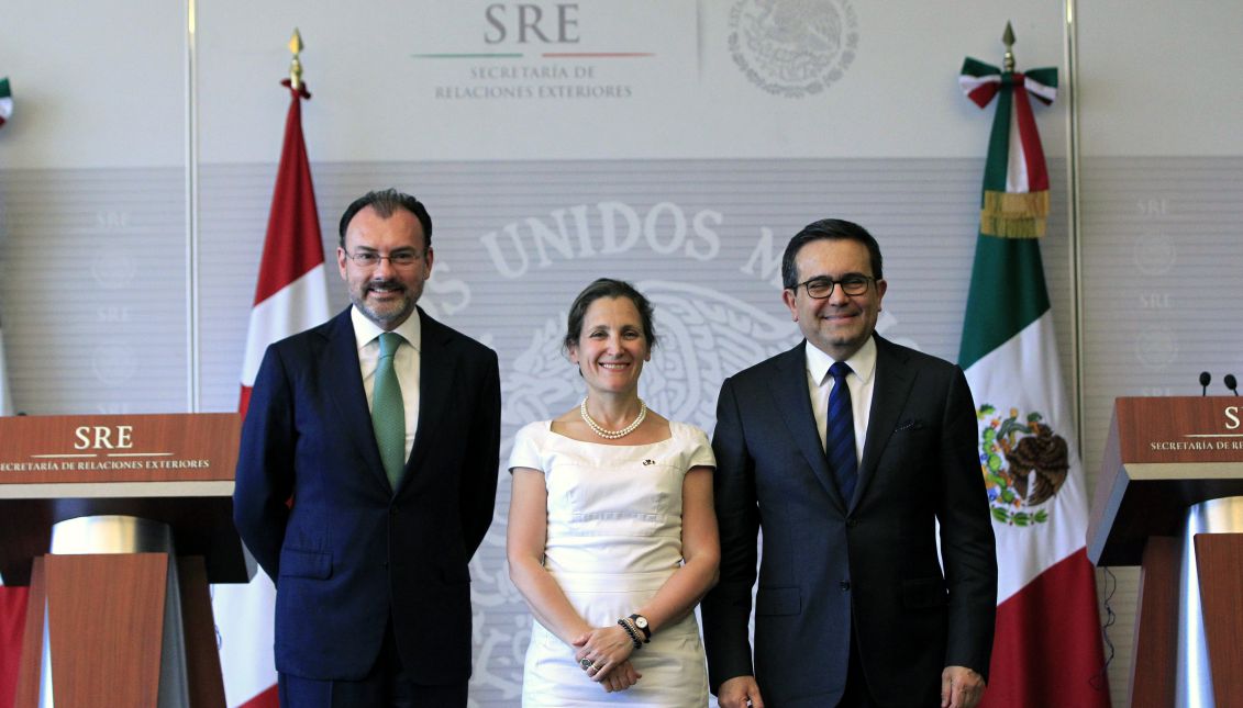 Canadian Foreign Minister Chrystia Freeland (C), poses for the media with Mexican Foreign Minister Luis Videgaray Luis Videgaray (L), and Mexican Economy Secretary Ildefonso Guajardo (R), after a meeting in Mexico City, Mexico, on May 23, 2017. EFE/Mario Guzman
