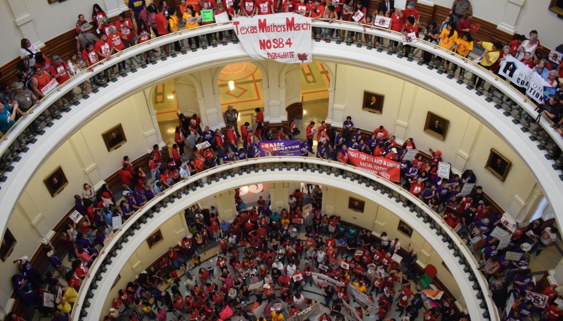 Demonstrators gather at Texas' Capitol, to protest a recently-passed law prohibiting "sanctuary cities" in the state, in Austin, United States, May 29, 2017. EFE/Alex Segura