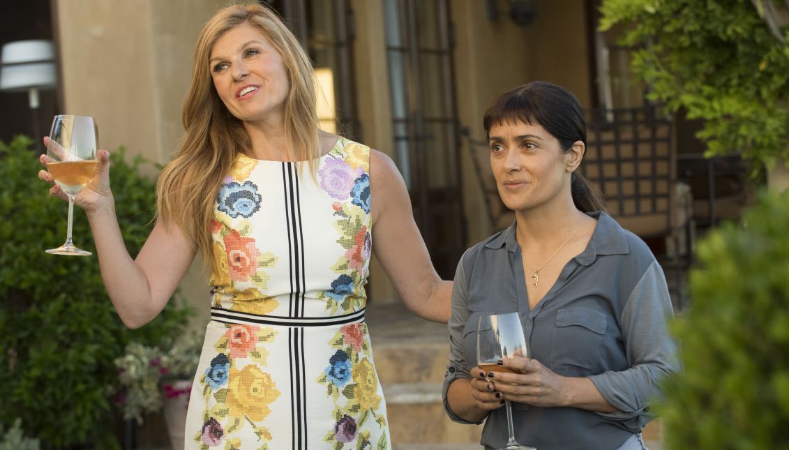 Salma Hayek (d) y Connie Britton (i) en la película "Beatriz at Dinner", una comedia inteligente y ácida donde la mexicana encarna el papel de una sanadora de medicina alternativa, inmigrante, que choca con la soberbia y prepotencia de un magnate del mundo de los bienes raíces. EFE/Roadside Attractions
