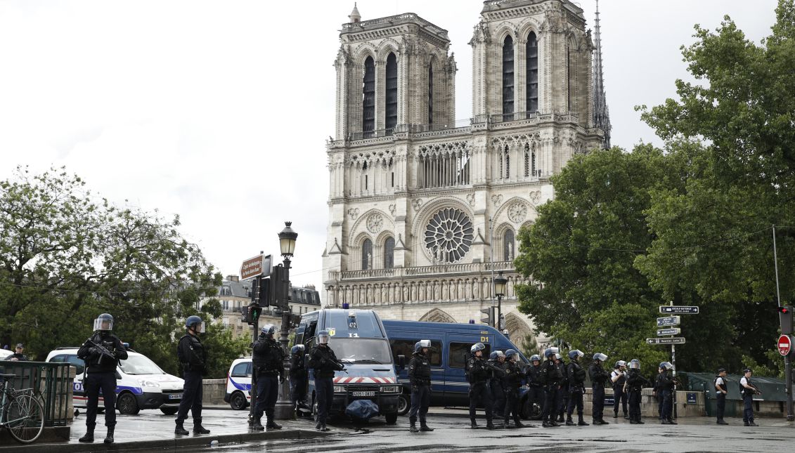 French police officers install a security parameter outside of the Notre Dame cathedral after a man attacked a police officer with a hammer, in Paris, France, June 6, 2017. EPA/YOAN VALAT
