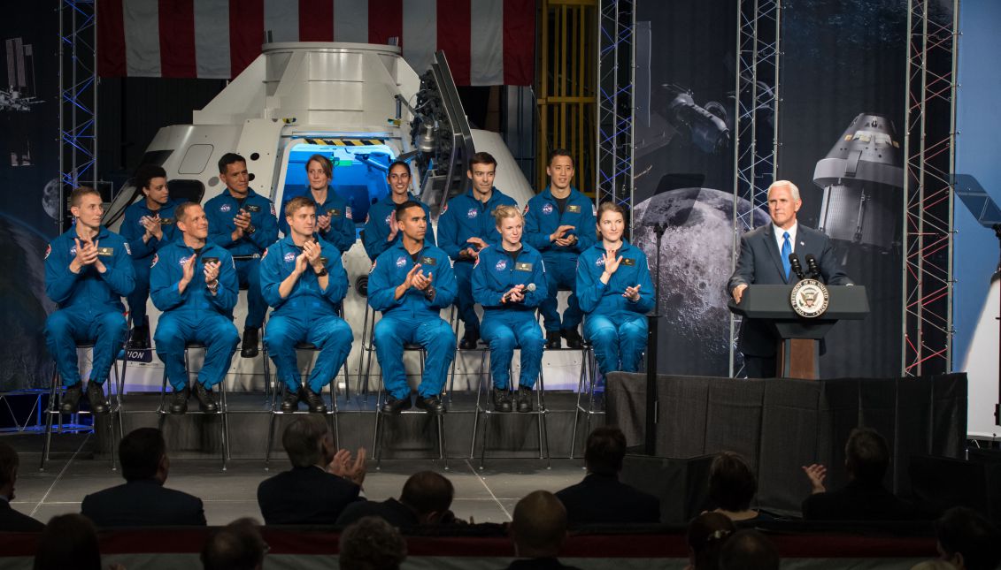 S Vice President Mike Pence (R), during the presentation of NASA's incoming class of 12 new astronaut candidates, in Austin, Texas, United States on June 7, 2017. EFE/NASA/Robert Markowitz