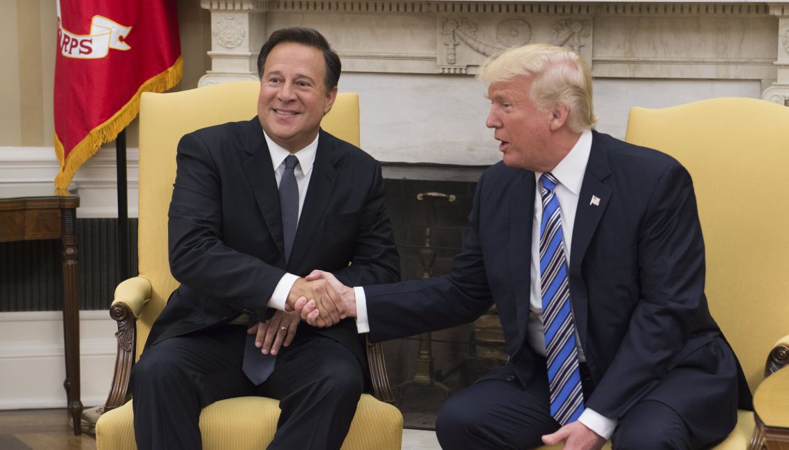 US President Donald J. Trump (R) and the President of Panama Juan Carlos Varela shake hands in the Oval Office of the White House in Washington, DC, USA, 19 June 2017. EPA/Molly Riley / POOL