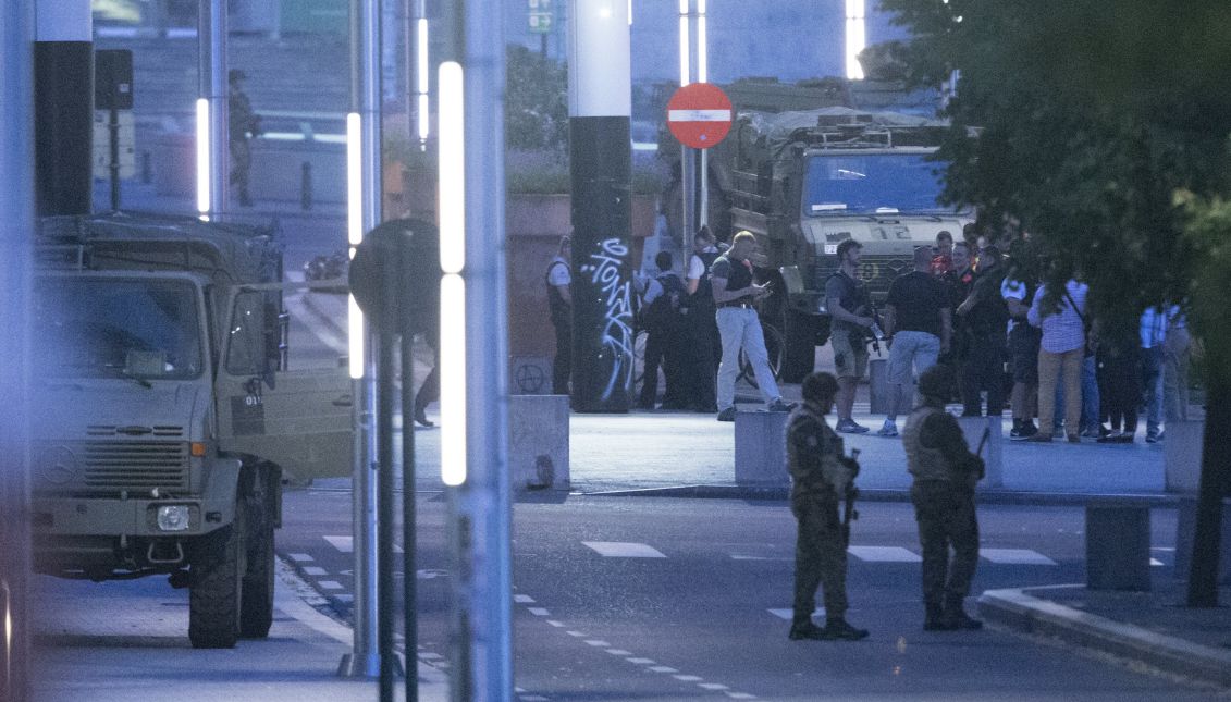 Belgian soldier stand guard outside of the Brussels Central Station after a neutralized terrorist attack attempt, in Brussels, Belgium, 20 June 2017. EPA/OLIVIER HOSLET
