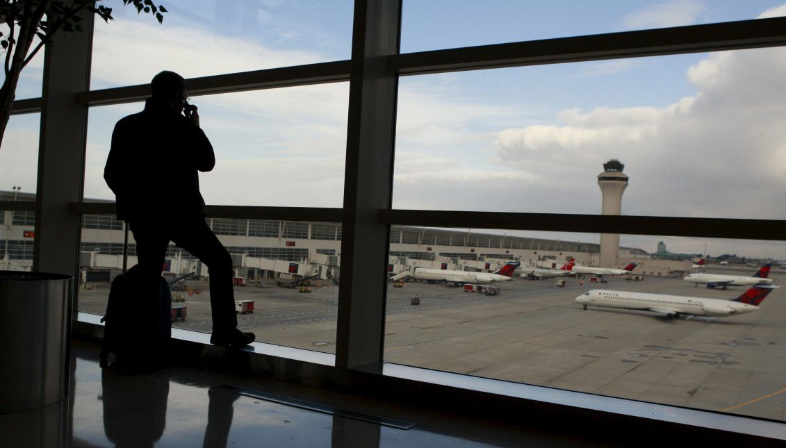 File photo showing a passenger watching several aircrafts at Detroit's Metropolitan Airport in Romulus, Mitchigan, United States on Dec. 26, 2009. EFE/Jeff Kowalsky
