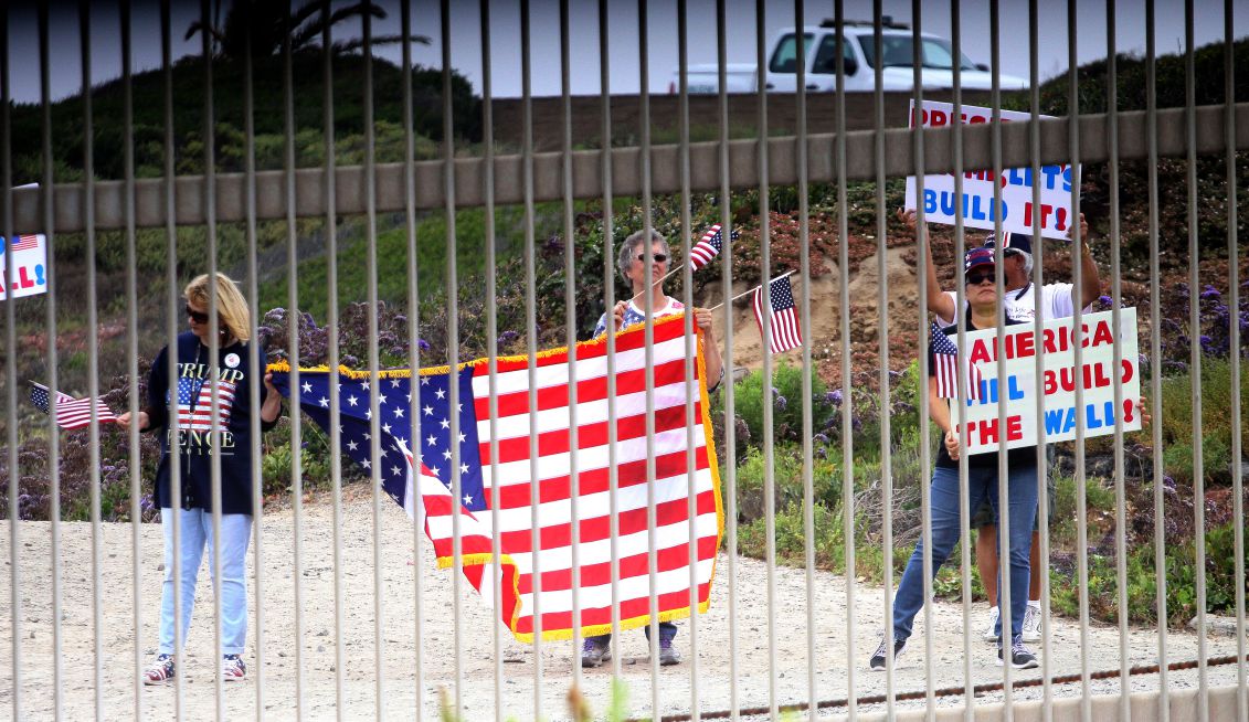 Supporters of President Donald Trump along the US-Mexico border. The House of Representatives on Thursday approved a budget bill for 2018 including $1.6 billion requested by the White House to begin construction of a wall along the border. EFE