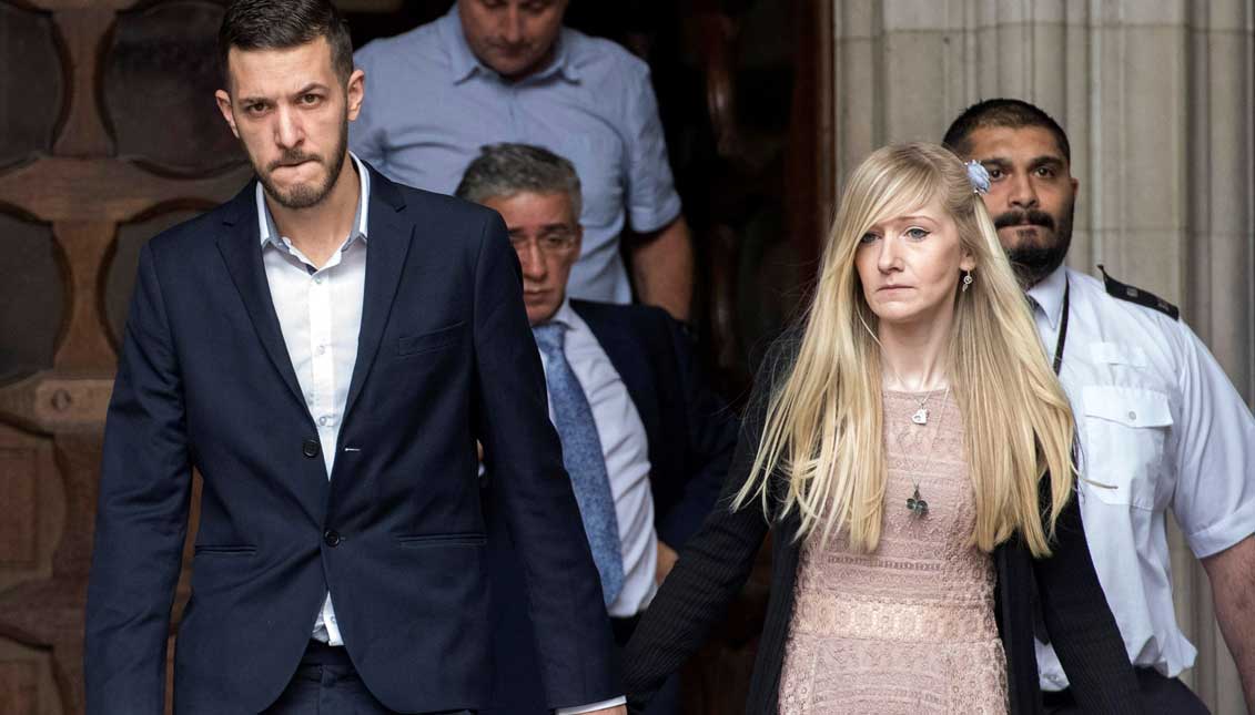 Los padres del pequeño Charlie Gard, Connie Yates y Chris Gard, anunciaron que ponen fin a la batalla legal que mantenían a fin de poder someter a su hijo a un tratamiento experimental en Estados Unidos pero ahora han pedido al juez que les autorice a llevar a su pequeño a morir en el hogar familiar en lugar de hacerlo en el centro médico. EFE