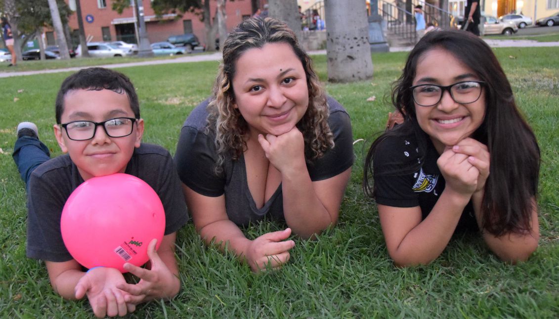 Photo taken in Los Angeles on July 29, 2017 showing Guatemalan Vanesa Pineda (c) with two of her children - Jose (l) and Arleth (r). EFE/Ivan Mejia